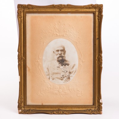 Portret cesarza Franciszka Józefa I. Fotografia w tłoczonej oprawie.